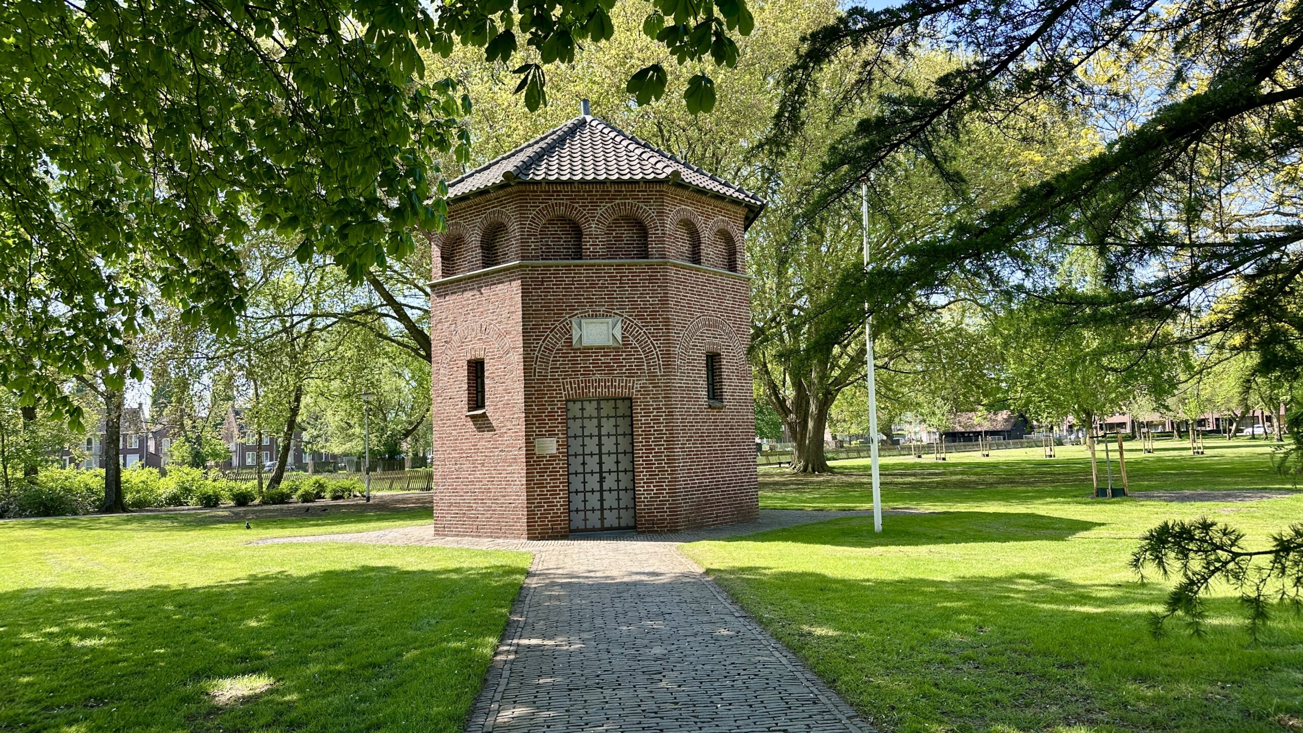 Dodenherdenking Helmond bij de Sint Jozef Kapel in het Hortensiapark.