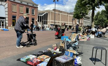 Op de laatste zondag van mei, juni en juli is er een vlooienmarkt op de Markt in Helmond.