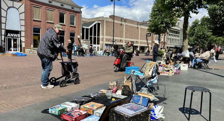 Op de laatste zondag van mei, juni en juli is er een vlooienmarkt op de Markt in Helmond.