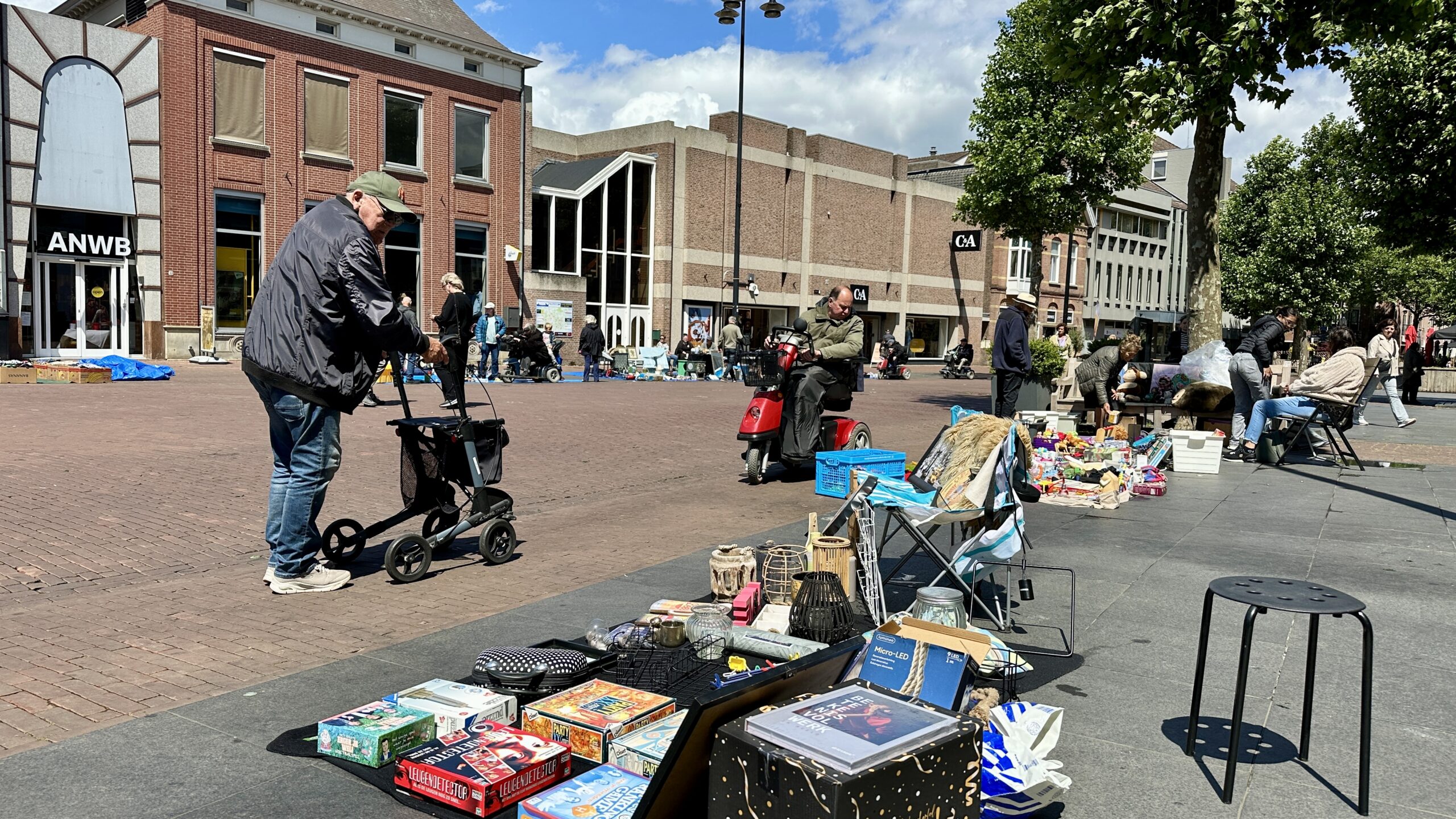 Op de laatste zondag van mei, juni en juli is er een vlooienmarkt op de Markt in Helmond.