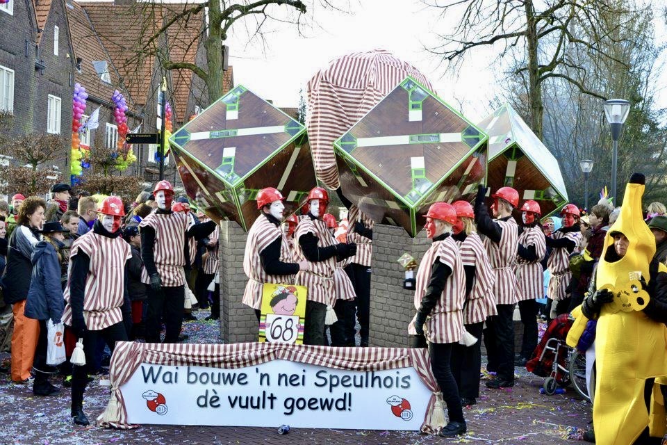 Helmvlegels bouwen een nieuw Speelhuis tijdens carnavalsoptocht 2012 in Helmond.